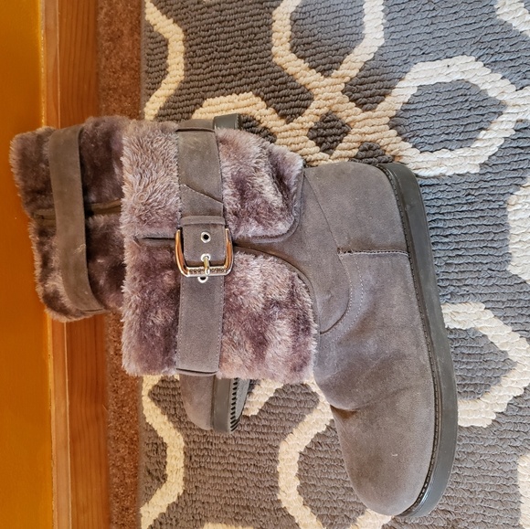 GUESS GRAY FUR LINED BOOTS - Picture 6 of 9